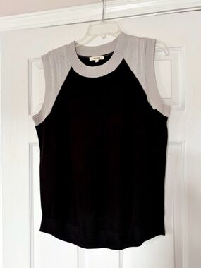 Olive & Vine Gray and Black Sleeveless Knit Sweater Size Large